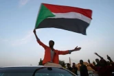 Des Soudanais célèbrent l'accord entre la contestation et les militaires, à Khartoum, le 5 juillet 2019