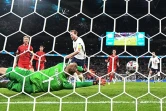 L'attaquant anglais Harry Kane reprend son pénalty repoussé par le gardien de but danois Kasper Schmeichel et marque le 2e but, lors de la prolongation de la demi-finale de l'Euro 2020, le 7 juillet 2021 au stade de Wembley à Londres