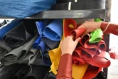 Découpés en larges bandes noires et grises, les pans de plastique sont envoyés à Berlin, nettoyés puis transformés en sacs à dos, cabas, pochettes pour ordinateurs ou trousses. Les chambres à air, aux couleurs plus vives sont également récupérées.