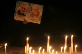 Des Irakiens ont allumé des bougies sur le site où une attaque de drone américain a tué, le 3 janvier 2020, le général iranien Qassem Soleimani à l'aéroport international de Bagdad, le 2 janvier 2021