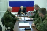 Image tirée d'une vidéo diffusée par la présidence russe le 18 avril 2023 du  président russe Vladimir Poutine (d) visitant le GQ des forces russes dans la région de Kherson, en Ukraine