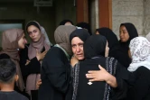 Des proches de victimes d'une frappe israélienne se recueillent à l'hôpital des Martyrs d'Al-Aqsa, à Deir al-Balah, dans le centre de la bande de Gaza, le 17 août 2024, sur fond de conflit entre Israël et le mouvement islamiste Hamas