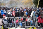 Des migrants attendent de monter dans un car pour poursuivre leur périble vers l'Autriche le 28 octobre 2015 à Sentilj au nord est de la Slovénie 
