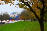 Une mappemonde exposée au parc Rheinaue lors de la COP23 à Bonn, le 6 novembre 2017 en Allemagne