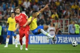 Le milieu du Brésil Casemiro (d) à la lutte avec celui de la Serbie Adem Ljacic au Mondial, le 27 juin 2018 à Moscou