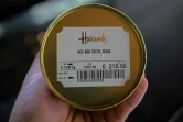 Une boîte de café du jacu et son prix de vente chez Harrods, le 25 août 2023 à la plantation Camocim à Domingos Martins, dans l'Etat d'Espirito Santo, au Brésil