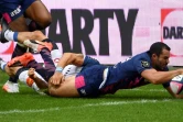 Le centre du Stade français Geoffrey Doumayrou s'arrache pour inscrire un essai contre Castres, le 10 septembre 2016 à Paris