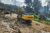 Photo prise et diffusée le 26 mai 2024 par l'Organisation internationale pour les migrations d'une pelleteuse se dirigeant vers le site d'un glissement de terrain au village de Yambali, dans la province d'Enga en Papouasie-Nouvelle-Guinée