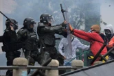 Heurts entre policiers et manifestants opposés à un projet de réforme fiscale, le 28 avril 2021 à Bogota, en Colombie