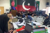 Des membres de la cellule centrale de surveillance des élections du parti Tehreek-e-Insaf (PTI) d'Imran Khan à Islamabad, le 8 février 2024