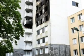 Des pompiers devant un immeuble d'habitation où un incendie s'est déclaré pendant la nuit, le 6 juin 2025 à Reims, dans la Marne