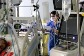 Dans l'unité de soins intensifs de l'hôpital Ambroise-Paré, à Boulogne-Billancourt, près de Paris, le 8 mars 2021