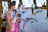 Cansu Ilkilinc, chargée du programme "Mammifères marins" au Fonds mondial pour la nature, lors d'une sortie en mer destinée à sensibiliser la population à la présence des dauphins dans le Bosphore, le 24 juillet 2024 à Istanbul  