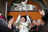 Le Pape François libère une colombe comme symbole de la paix dans l'église catholique St Simon Bar Sabbae à Tbilissi le 30 septembre 2016