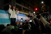 La vice-présidente argentine, Cristina Kirchner, s'adresse à ses partisans venus lui manifester leur soutien devant son domicile à Buenos Aires, le 27 août 2022