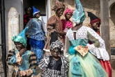 Des mannequin travaillant avec la créatrice de mode, Ndeye Diop Guisse, en tenue traditionnelle des Signares à Saint Louis, le 10 août 2021