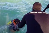 Photo fournie le 17 avril 2022 par les autorités tunisiennes montrant un plongeur lors de l'inspection du pétrolier Xelo, chargé de 750 tonnes de gazole, ayant coulé la veille devant les côtes du sud-est de la Tunisie