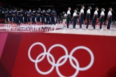 Les joueurs de l'équipe de France de basket messieurs, de dos, avant la finale contre les Etats-Unis aux Jeux olympiques de Tokyo le 7 août 2021 à Saitama au Japon