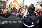 Des gendarmes repoussent des manifestants le 19 avril 2023 à Muttersholtz, dans le Bas-Rhin, avant la visite d'Emmanuel Macron