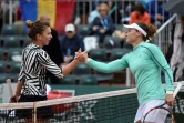 La Roumaine Simona Halep (g) à l'issue de son match perdu face à l'Australienne Samantha Stosur, le 31 mai 2016 à Roland-Garros
