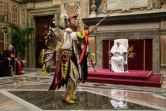 Photo prise et diffusée par le Vatican le 1er avril 2022 montrant le pape François (d) assistant aux chants et danses de représentants de peuples autochtones canadiens