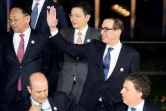 Le secrétaire américain au Trésor Steven Mnuchin salue lors de la photo de groupe des participants au G20 finances à Baden-Baden le 17 mars 2017