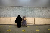 Des fidèles musulmans jettent des cailloux dans le cadre d'un rituel symbolique de lapidation de Satan, pendant le grand pèlerinage à Mina, près de la ville sainte de la Mecque en Arabie saoudite, le 20 juillet 2021