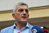Mladen Bojanic, candidat de l'opposition à l'élection présidentielle au Monténégro, s'adresse aux médias devant un bureau de vote à Podgorica le 15 avril 2018