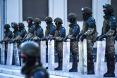 Des policiers en position devant les bâtiments du gouvernement lors d'une manifestation d'opposition au président Loukachenko, le 15 août 2020 à Minsk, au Bélarus