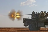 Un véhicule militaire avec des combattants de l'armée syrienne libre avance dans un village du nord de la Syrie près d'Alep, pour combattre les jihadistes de l'EI, le 10 octobre 2016