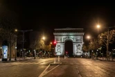 L'Arc de Triomphe au bout des Champs-Elysées déserts, le 26 mars 2020 à Paris