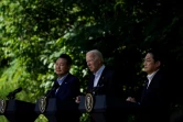 Le président américain Joe Biden (c), le Premier ministre japonais Fumio Kishida (d) et le président sud-coréen Yoon Suk Yeol (g), lors d'une conférence de presse à Camp David, le 18 août 2023 dans le Maryland