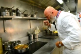 Le chef français Philippe Etchebest dans les cuisines de son restaurant bordelais "Le Quatrième Mur", le 30 septembre 2020