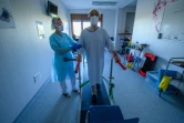 Un patient suit un programme de rééducation avec une kinésithérapeute dans un centre de soins d'Illkirch-Graffenstaden après avoir été gravement atteint par le coronavirus,le 14 avril 2020