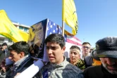 Des jeunes Iraniens portent un cercueil aux couleurs du drapeau américain lors de l'anniversaire de la Révolution islamique, le 11 février 2020 à Téhéran
