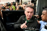 L'ancien président brésilien Jair Bolsonaro fait un signe de pouce levé en quittant le siège de la police fédérale après avoir été interrogé dans le cadre d'une enquête visant l'un de ses fils, à Brasilia, le 5 juin 2025