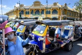 Un conducteur de tuk-tuk attend les clients devant le Grand Palais à Bangkok le 6 mars 2020 