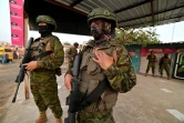 Des soldats montent la garde lors du rassemblement de clôture de la campagne du candidat présidentiel équatorien Daniel Noboa, à Santa Elena, Equateur, le 12 octobre 2023