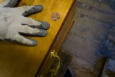 Un cercueil scellé dans une entreprise de pompes funèbres à Mulhouse le 1er avril 2020