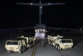 Les premiers éléments du bouclier antimissile américain THAAD sont déchargés sur Osan Air Base, base de l'US Air Force en Corée du Sud près de la ville d'Osan, le 6 mars 2017