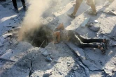 Un Palestinien cherche des survivants à travers un trou au milieu des décombres d'un bâtiment après une frappe israélienne dans le quartier de Zeitoun, à Gaza-ville, le 1er septembre 2024