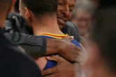 Stephen Curry des Golden State Warriors enlace Ray Allen après avoir battu son record lors du match contre les New York Knicks au Madison Square Garden le 14 décembre 2021 à New York 