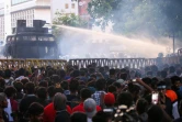 La police utilise des canons à eau pour repousser des manifestants réclamant la démission du président du Sri Lanka, à Colombo, le 8 juillet 2022
