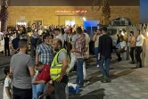 Des proches attendent devant un hôpital où des blessés ont été transportés après une fuite de chlore provoquée par la chute d'un conteneur au port d'Aqaba, le 27 juin 2022  en Jordanie
