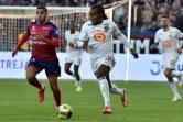 Le défenseur français de Clermont Akim Zedadka (g.) tente de rattraper le milieu portugais de Lille Renato Sanches (d.) lors du match de L1 entre Clermont et Lille, au stade Gabriel Montpied à Clermont-Ferrand, dans le centre de la France, le 16 octobre 2021.