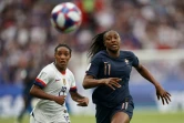 L'attaquante des Bleues Kadidiatou Diani (d) à la lutte avec la défenseure des Etats-Unis Crystal Dunn en quarts de finale du Mondial, au Parc des Princes, le 28 juin 2019 
