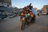 Des Palestiniens quittent l'est de Khan Younès, dans le sud de la bande de Gaza, après un ordre d'évacuation de l'armée israélienne, le 1er juillet 2024
