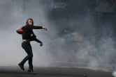 Un manifestant lance un projectile pendant une manifestation à Paris contre la réforme du code du travail le 12 septembre 2017
