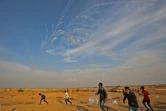 Des Palestiniens fuient pour éviter les tirs de gaz lacrymogènes des forces israéliennes, à Gaza, le 9 novembre 2018