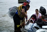 Des personnes arrivent en bateau après avoir été secourues, le 29 août 2017 à Houston, au Texas